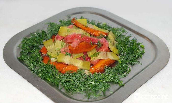 Салат с арбузом, маринованным кабачком (огурцом) и пикантной морковью (2-й рецепт)