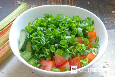 Салат из ревеня с овощами