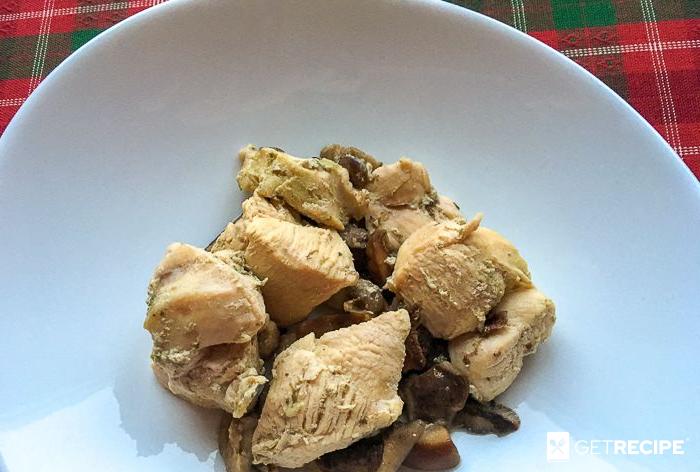 Тушеное куриное филе с лесными грибами и зеленой аджикой (2-й рецепт)