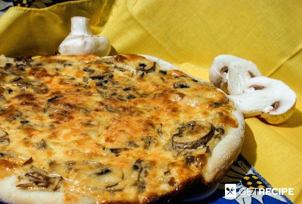Photo of Пицца с грибами и сметанным кремом.