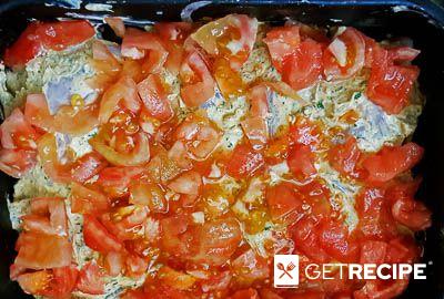 Куриные бедра, запеченные в сливочном соусе с помидорами и сыром моцарелла.