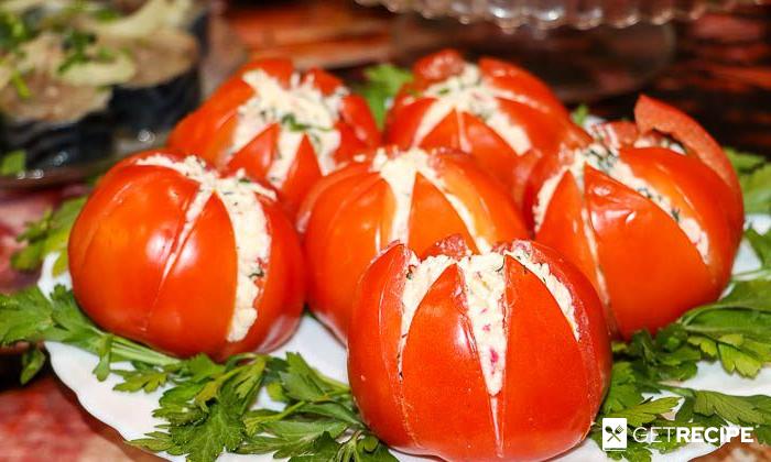«Тюльпаны» из помидоров, фаршированных сыром и крабовыми палочками