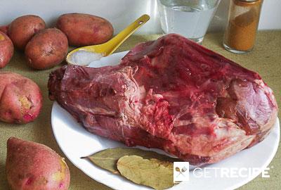 Мясо молодого козленка, тушеное с картофелем