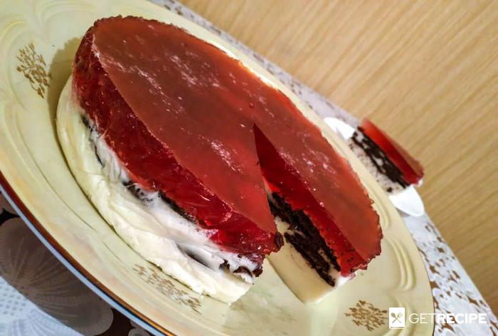 Торт без выпечки из шоколадного печенья со сметаной и желе.