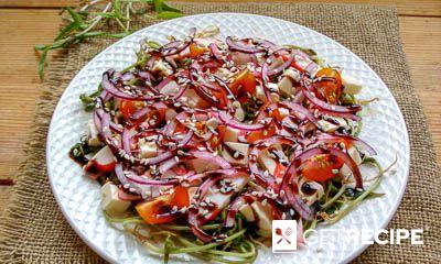 Салат из пророщенного маша с овощами и крабовыми палочками (2-й рецепт)