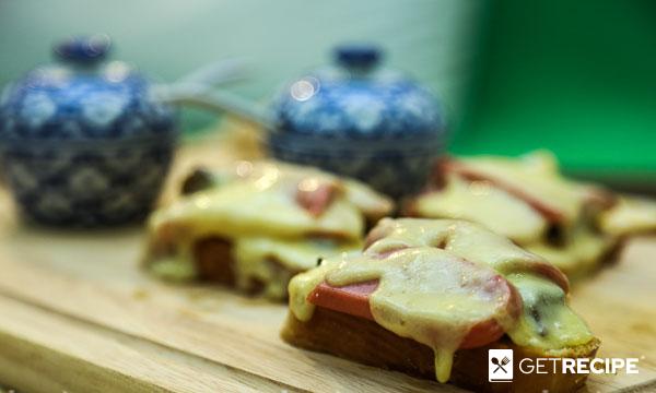 Photo of Тосты с сосисками и солеными грибами.