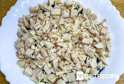 Слоеный салат с курицей, черносливом, шампиньонами и грецким орехом (2-й рецепт)