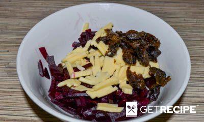 Салат из свеклы с сыром, орехами и черносливом (2-й рецепт)