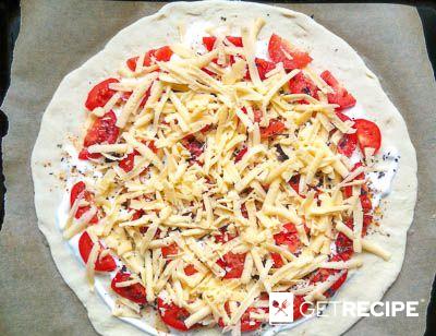 Открытый пирог с помидорами и сыром