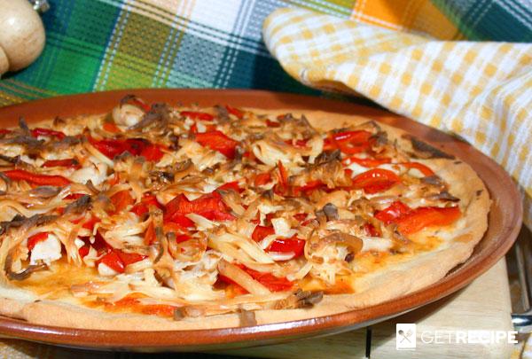 Photo of Пицца с курицей и маринованным перцем.