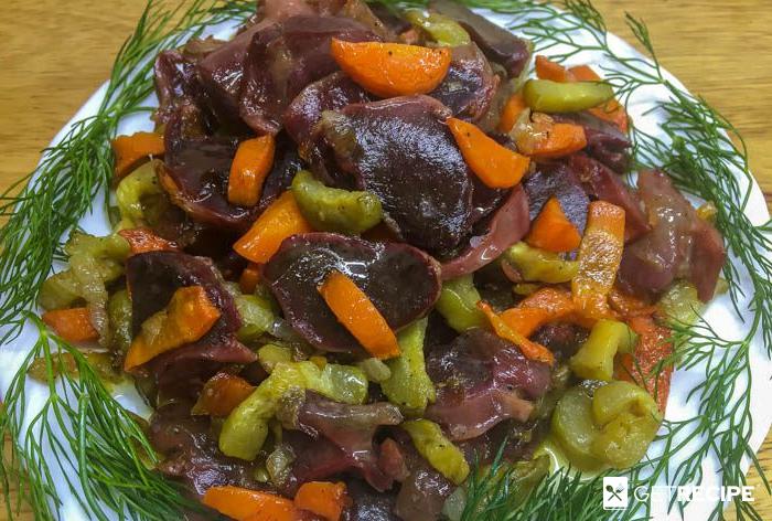 Photo of Гусиные желудки с морковью и маринованными огурцами на сковороде.