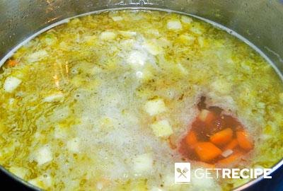 Сливочный суп из кудрявой капусты кале с зелёными чипсами.