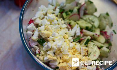 Салат из редиски с огурцом, яйцом и плавленым сырком