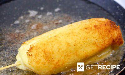 Сосиски с сыром в картофельном пюре на шпажках.