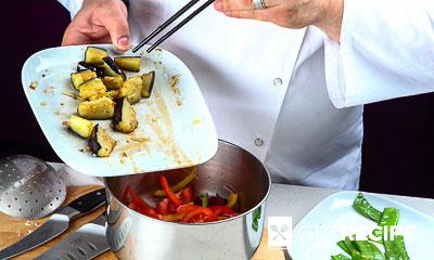 Теплый салат из обжаренных баклажанов и перца с тофу (2-й рецепт)