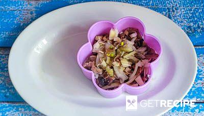 Слоеный салат «Невеста» с курицей и грибами .