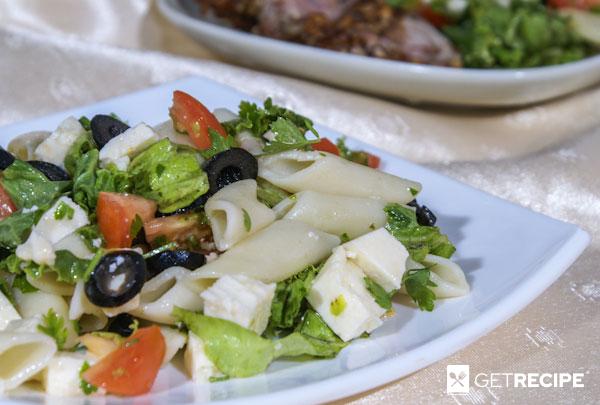 Макаронный салат с брынзой и маслинами.