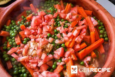 Куриные бедра, тушенные с зеленым горошком, морковью и помидорами (2-й рецепт)