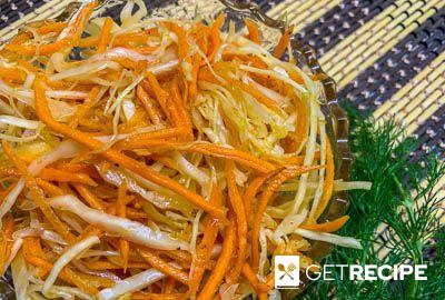 Салат из капусты и моркови по-корейски.