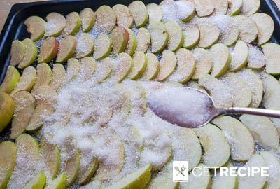 Сушеные яблоки в духовке с корицей и сахаром.