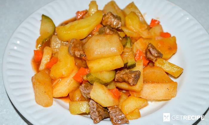 Photo of Тушеный картофель с мясом и солеными огурцами.