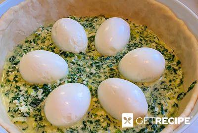Пасхальный пирог с яйцами и зеленью.