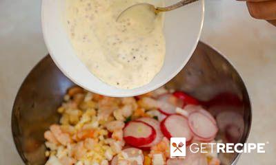 Рисовый салат с креветками, кукурузой и редисом