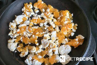Глазунья по-корсикански с зернистым сыром, маринованным шалотом и помидорами (2-й рецепт)