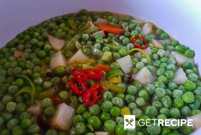 Овощной суп с сельдереем и зеленым горошком.