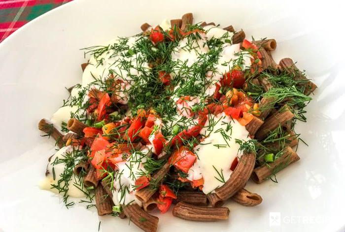 Ржаные макароны с помидорами, укропом и плавленым сыром (2-й рецепт)