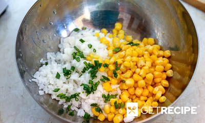 Рисовый салат с креветками, кукурузой и редисом