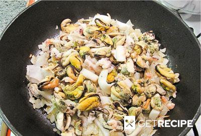 Макароны с морепродуктами в сливочном соусе.