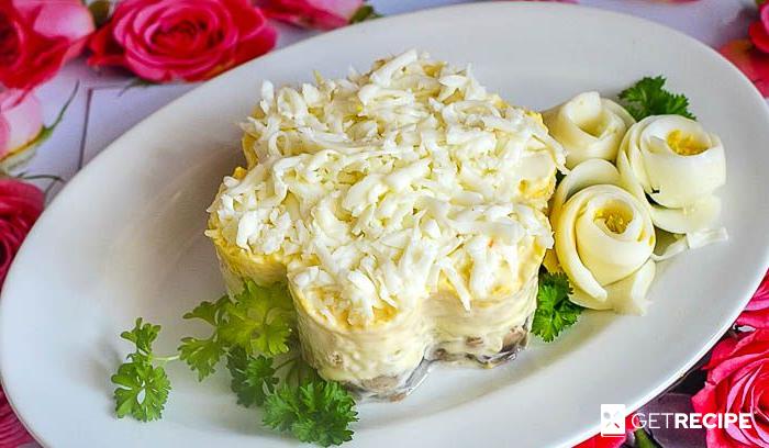 Photo of Слоеный салат «Невеста» с курицей и грибами .