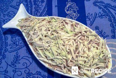 Слоеный салат «Морское дно» из крабовых палочек с консервированной рыбой и капустой (2-й рецепт)