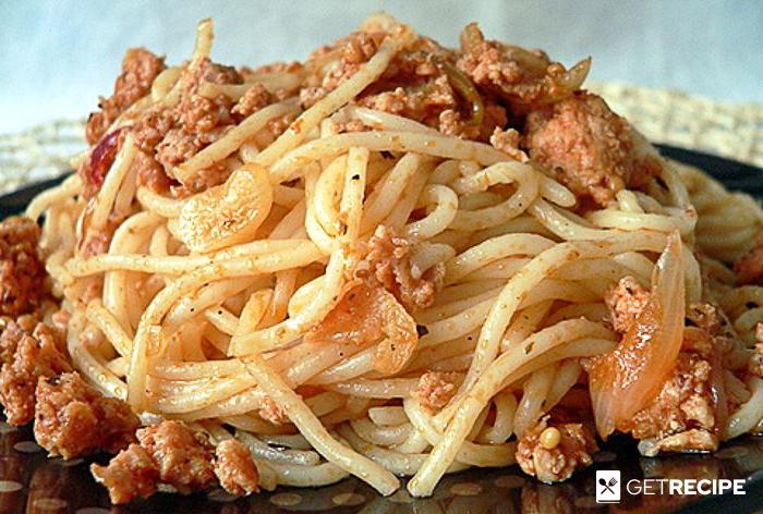 Спагетти с куриным фаршем.