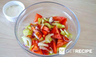 Салат с сельдереем, помидорами и красным луком.