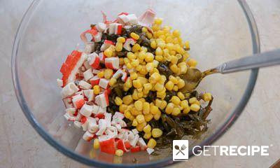 Салат из крабовых палочек с морской капустой.