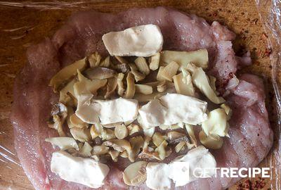Куриный рулет с плавленым сыром и грибами (2-й рецепт)