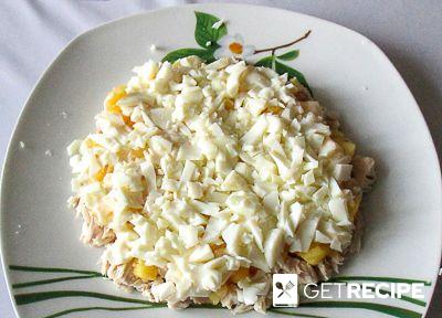 Слоеный салат с курицей, ананасами, сыром и орехами (2-й рецепт)