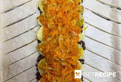 Пирог из слоеного теста с мясом, картофелем и морковью.