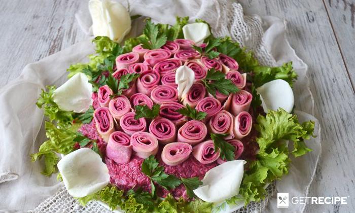 Слоеный салат с блинами «Букет роз».