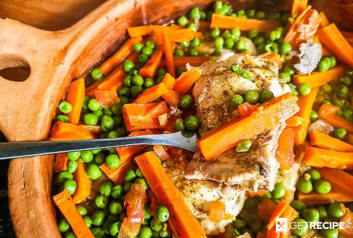 Photo of Куриные бедра, тушенные с зеленым горошком, морковью и помидорами (2-й рецепт)
