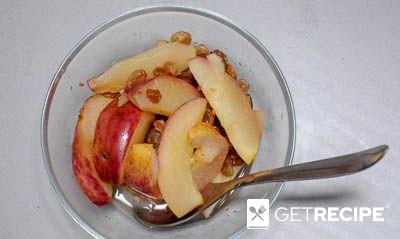Рисовый пудинг с яблоками и персиками в белом вине.
