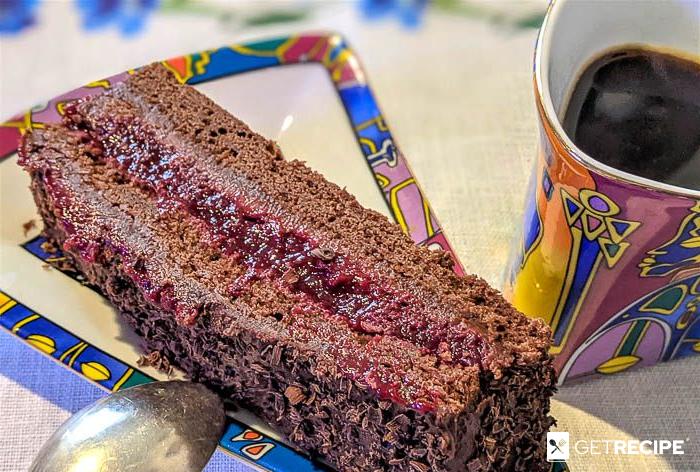Photo of Шоколадный торт с шоколадно-кофейным кремом и ягодной прослойкой