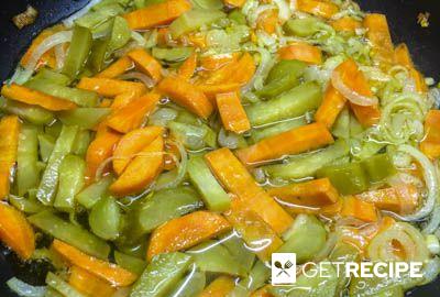 Гусиные желудки с морковью и маринованными огурцами на сковороде