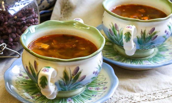 Photo of Мясной суп с фасолью и жареным беконом.