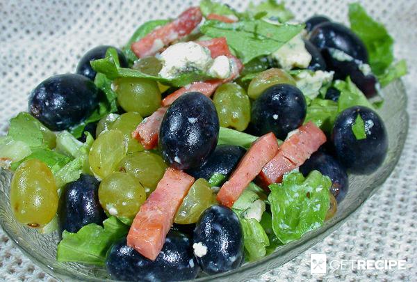 Салат с виноградом, ветчиной и сыром дор блю