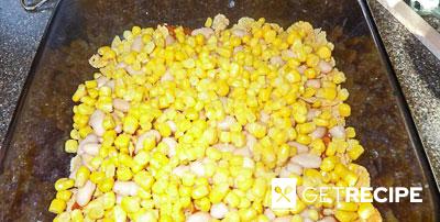 Запеканка мексиканских фермеров с кукурузными хлопьями, бобами и яичницей-глазуньей.