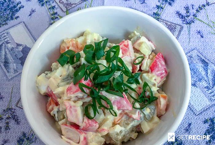 Салат с крабовыми палочками, солеными огурцами и овощами (2-й рецепт)