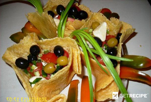 Photo of Сырные корзиночки с салатом из моцареллы с помидорами и зеленым луком.